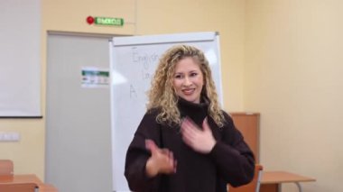 Beyaz kadın üniversitede işaret dili öğretiyor.