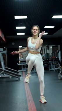 Beyaz kadın spor salonunda dirsek egzersizi yapıyor.