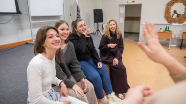 Öğrenciler üniversitede işaret dili öğrenirler.