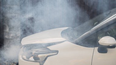 Duman arabanın kaputunun altından geliyor.