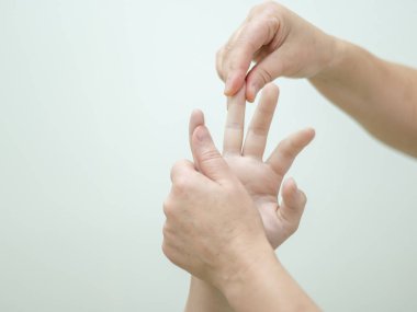 Masaj sırasında kadın ellerine yakın çekim