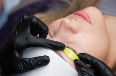 Usta kirpik temizleme işleminden önce silindiri bırakır.