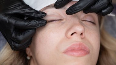 Usta kirpik temizleme işleminden önce silindiri bırakır.