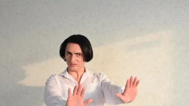 Orta yaşlı bir adam hayır diyor.