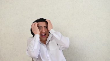 Orta yaşlı adam çok korkmuş.