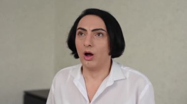 Kafkasyalı adam duygusal olarak çok şaşırdı.