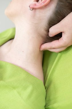 Elle boyun ve kafa masajında beyaz kadın.