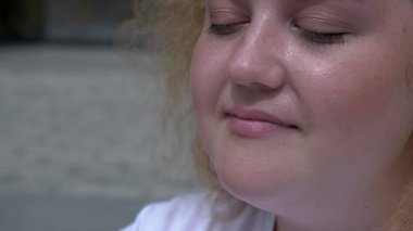 Şişko Kafkas Kadın, elleriyle dışarıda suşi yiyor.