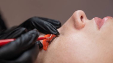 Beyaz kadın kirpik temizleme prosedüründen geçiyor.