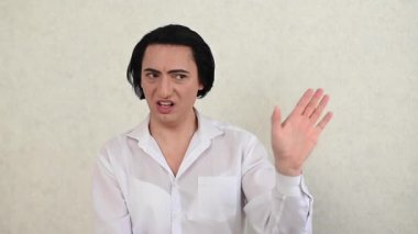 Orta yaşlı bir adam hayır diyor.