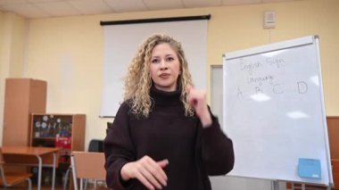 Kafkas kadın öğretmen öğrencilerle Rusça işaret diliyle iletişim kurar