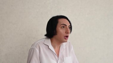 Kafkasyalı adam duygusal olarak çok şaşırdı.