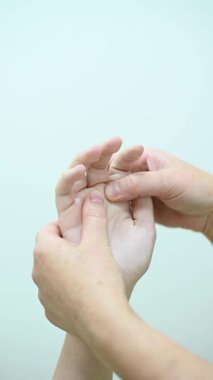 Masaj sırasında kadın ellerine yakın çekim