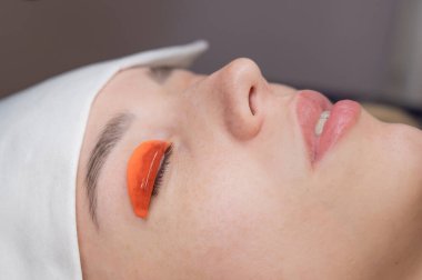 Beyaz kadın kirpik temizleme prosedüründen geçiyor.