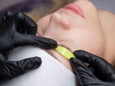 Usta kirpik temizleme işleminden önce silindiri bırakır.