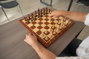 Satranç oynayan erkeklerin ellerini kapat.