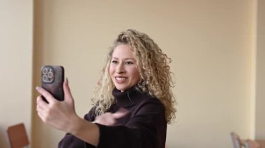 Beyaz kadın Rusça işaret diliyle akıllı telefondan iletişim kuruyor.