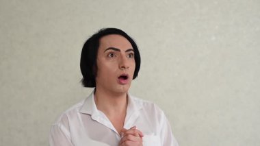 Kafkasyalı adam duygusal olarak çok şaşırdı.