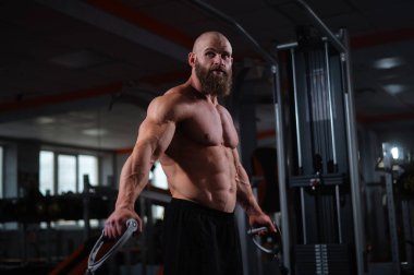 Kel Kafkas vücut geliştirme sandığı spor salonunda kablolu yayını kullanıyor.