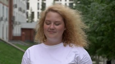 Şişman Kafkas Kadın Yürürken Ejderha Gözü Yiyor