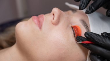 Beyaz kadın kirpik temizleme prosedüründen geçiyor.