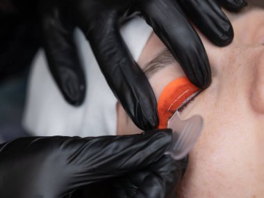 Beyaz kadın kirpik temizleme prosedüründen geçiyor.