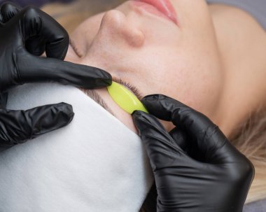 Usta kirpik temizleme işleminden önce silindiri bırakır.