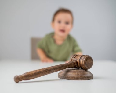 Yargıç tokmağının arkasındaki küçük çocuk.