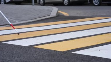 Yaya geçidinden sopayla geçen kör bir kadının bacaklarına yakın çekim.