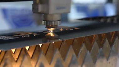 Metal lazer kesme makinesi. Güvenli otomatik metal işçiliği