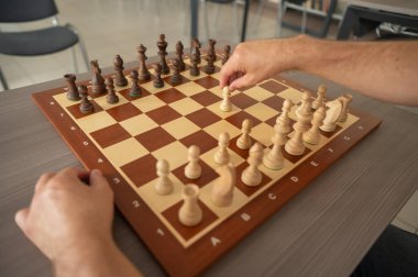 Satranç oynayan erkeklerin ellerini kapat.