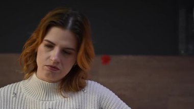 Beyaz kadın konuşurken sıkıldı.