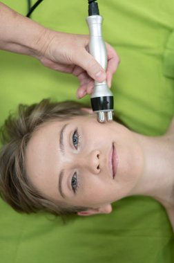 Beyaz bir kadının güzellik salonundaki radyo dalgası kaldırma prosedürüne maruz kalışı.