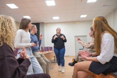 İşitme engelli öğrenciler üniversitedeki tatillerde iletişim kuruyorlar.