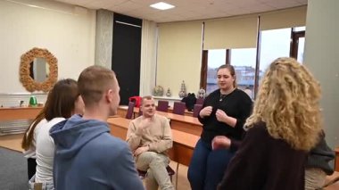 İşitme engelli öğrenciler üniversitedeki tatillerde iletişim kuruyorlar.