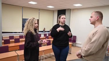 Gençler üniversite sınıfında işaret diliyle iletişim kurarlar.