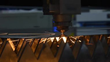 Metal lazer kesme makinesi. Güvenli otomatik metal işçiliği