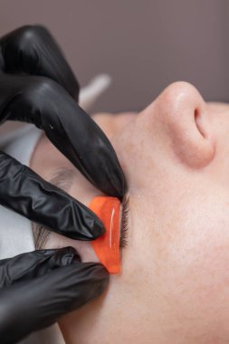 Usta kirpik temizleme işleminden önce silindiri bırakır.