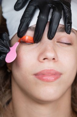 Beyaz kadın kirpik temizleme prosedüründen geçiyor.