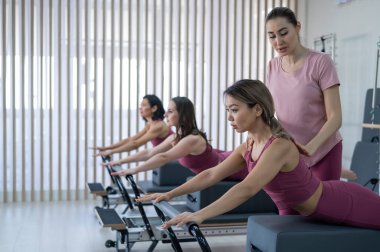 Antrenör, kadınları yenilikçiye ayarlar.