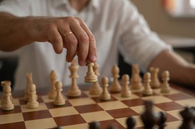 Satranç oynayan erkeklerin ellerini kapat.