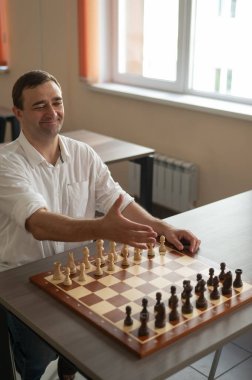 Beyaz adam satranç oynamadan önce elini sıkar.