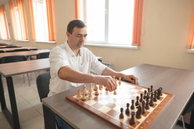 Satranç oynayan beyaz adam portresi