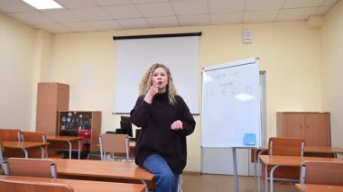 Kafkas kadın öğretmen öğrencilerle Rusça işaret diliyle iletişim kurar