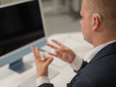 Kafkasyalı sağır adam çevrimiçi görüşmeler için işaret dili kullanıyor