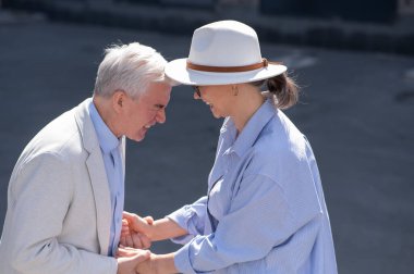 Yürüyüşe çıkmış yaşlı ve şık bir çift. Olgun insanların romantik ilişkileri