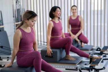 Üç kadın bir reformcu üzerinde çalıştıktan sonra rahatlar.