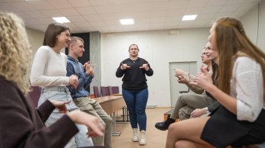 Gençler üniversite sınıfında işaret diliyle iletişim kurarlar.