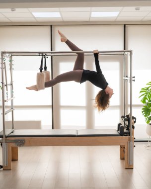 Kafkas kadın yenilikçi bir makine üzerinde hava egzersizleri yapıyor.