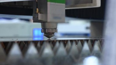 Metal lazer kesme makinesi. Güvenli otomatik metal işçiliği